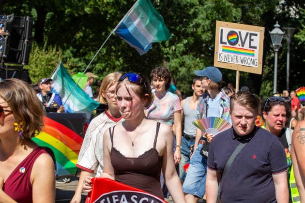 Plauen CSD Vogtland zieht durchs Stadtgebiet Demonstration für Vielfalt und gegen Diskriminierung Am Samstag fand in Plauen der fünfte Christopher Street Day (CSD) Vogtland statt. Unter dem Motto Liebe ist bunt! Wir sind das bunte Hinterland. versammelten sich die Teilnehmer ab 12:00 Uhr zunächst zu einer Auftaktkundgebung am Oberen Bahnhof. Zu Beginn wurde eine Schweigeminute zum Gedenken an die Opfer des Anschlags im Umfeld des Christopher Street Days in Berlin am 25. Juli abgehalten. Anschließend setzte sich gegen 12:30 Uhr der Demonstrationszug durch das Plauener Stadtgebiet in Bewegung. Nach Angaben der Organisatoren beteiligten sich rund 450 bis 500 Menschen an der Veranstaltung. Mit dem CSD wollten die Veransta Copyright: xEHLxMediax 20260815_csd-plauen-2026_21