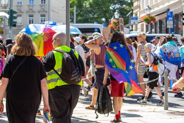 Plauen CSD Vogtland zieht durchs Stadtgebiet Demonstration für Vielfalt und gegen Diskriminierung Am Samstag fand in Plauen der fünfte Christopher Street Day (CSD) Vogtland statt. Unter dem Motto Liebe ist bunt! Wir sind das bunte Hinterland. versammelten sich die Teilnehmer ab 12:00 Uhr zunächst zu einer Auftaktkundgebung am Oberen Bahnhof. Zu Beginn wurde eine Schweigeminute zum Gedenken an die Opfer des Anschlags im Umfeld des Christopher Street Days in Berlin am 25. Juli abgehalten. Anschließend setzte sich gegen 12:30 Uhr der Demonstrationszug durch das Plauener Stadtgebiet in Bewegung. Nach Angaben der Organisatoren beteiligten sich rund 450 bis 500 Menschen an der Veranstaltung. Mit dem CSD wollten die Veransta Copyright: xEHLxMediax 20260815_csd-plauen-2026_22