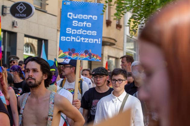 Plauen CSD Vogtland zieht durchs Stadtgebiet Demonstration für Vielfalt und gegen Diskriminierung Am Samstag fand in Plauen der fünfte Christopher Street Day (CSD) Vogtland statt. Unter dem Motto Liebe ist bunt! Wir sind das bunte Hinterland. versammelten sich die Teilnehmer ab 12:00 Uhr zunächst zu einer Auftaktkundgebung am Oberen Bahnhof. Zu Beginn wurde eine Schweigeminute zum Gedenken an die Opfer des Anschlags im Umfeld des Christopher Street Days in Berlin am 25. Juli abgehalten. Anschließend setzte sich gegen 12:30 Uhr der Demonstrationszug durch das Plauener Stadtgebiet in Bewegung. Nach Angaben der Organisatoren beteiligten sich rund 450 bis 500 Menschen an der Veranstaltung. Mit dem CSD wollten die Veransta Copyright: xEHLxMediax 20260815_csd-plauen-2026_25