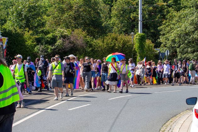 Plauen CSD Vogtland zieht durchs Stadtgebiet Demonstration für Vielfalt und gegen Diskriminierung Am Samstag fand in Plauen der fünfte Christopher Street Day (CSD) Vogtland statt. Unter dem Motto Liebe ist bunt! Wir sind das bunte Hinterland. versammelten sich die Teilnehmer ab 12:00 Uhr zunächst zu einer Auftaktkundgebung am Oberen Bahnhof. Zu Beginn wurde eine Schweigeminute zum Gedenken an die Opfer des Anschlags im Umfeld des Christopher Street Days in Berlin am 25. Juli abgehalten. Anschließend setzte sich gegen 12:30 Uhr der Demonstrationszug durch das Plauener Stadtgebiet in Bewegung. Nach Angaben der Organisatoren beteiligten sich rund 450 bis 500 Menschen an der Veranstaltung. Mit dem CSD wollten die Veransta Copyright: xEHLxMediax 20260815_csd-plauen-2026_6