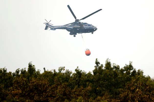 Hubschrauber von Bundeswehr und Bundespolizei, Bergepanzer der Bundeswehr und zahlreiche Kräfte von Feuerwehr und anderen Freiwilligen sind beim Waldbrand im Hürtgenwald im Einsatz. Mehrere Hundert Hektar Waldfläche stehen in Flammen, die Feuerwalze hat sich bis dicht an einzelne Stadtteile herangefressen. Bauern und Helfer bringen immer wieder neue Wassertanks heran. Wegen der anhaltenden Hitzewelle sind die Wälter extrem trocken. Hürtgenwald, 15.08.2026 NRW Deutschland *** Helicopters from the German Armed Forces and the Federal Police, armored recovery vehicles from the German Armed Forces, and numerous firefighters and other volunteers are on the scene of the wildfire in the Hürtgenwald. Several hundred hectares of forest are ablaz Copyright: xChristophxHardtx