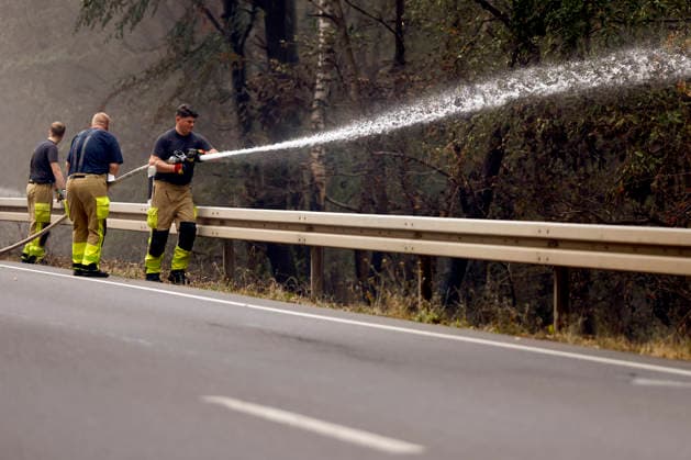 Hubschrauber von Bundeswehr und Bundespolizei, Bergepanzer der Bundeswehr und zahlreiche Kräfte von Feuerwehr, Polizei und anderen Freiwilligen sind beim Waldbrand im Hürtgenwald im Einsatz. Mehrere Hundert Hektar Waldfläche stehen in Flammen, die Feuerwalze hat sich bis dicht an einzelne Stadtteile herangefressen. Bauern und Helfer bringen immer wieder neue Wassertanks heran. Wegen der anhaltenden Hitzewelle sind die Wälter extrem trocken. Hürtgenwald, 15.08.2026 NRW Deutschland *** Helicopters from the German Armed Forces and the Federal Police, armored recovery vehicles from the German Armed Forces, and numerous firefighters, police officers, and other volunteers are on the scene of the forest fire in the Hürtgenwald. Several hundre Copyright: xChristophxHardtx