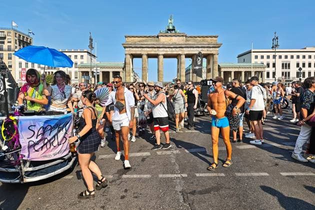 Berlin, Deutschland, 15.08.2026: Brandenburger Tor Straße des 17. Juni: Techno-Parade Rave the Planet : Tausende Menschen tanzen auf der Straße *** Berlin, Germany, August 15, 2026 Brandenburg Gate, Straße des 17. Juni, Techno Parade, Rave the Planet—Thousands of people are dancing in the street Copyright: xdtsxNachrichtenagenturx dts_130196