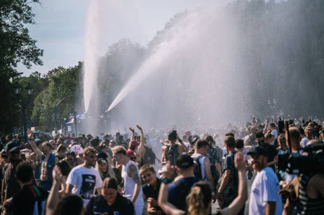 Berlin, Deutschland, 15. August 2026: Teilnehmer von Rave The Planet tanzen und feiern während einer Wasserdusche bei der Techno-Parade in Berlin. Rave The Planet 2026 in Berlin Teilnehmer während einer Wasserdusche *** Berlin, Germany, August 15, 2026 Participants at Rave The Planet dance and celebrate during a water shower at the Techno Parade in Berlin Rave The Planet 2026 in Berlin Participants during a water shower