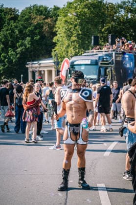 Berlin, Deutschland, 15. August 2026: Teilnehmer von Rave The Planet posieren während der Techno-Parade in Berlin für die Kamera. Rave The Planet 2026 in Berlin Teilnehmer an der Siegessäule *** Berlin, Germany, August 15, 2026 Rave The Planet participants pose for the camera during the Techno Parade in Berlin Rave The Planet 2026 in Berlin Participants at the Victory Column