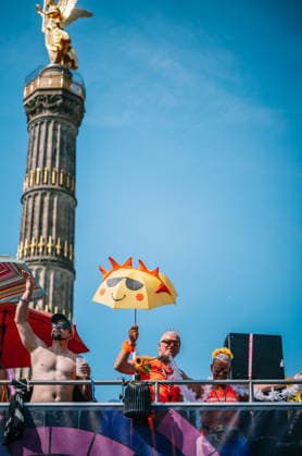 Berlin, Deutschland, 15. August 2026: Teilnehmer feiern bei Rave The Planet vor der Berliner Siegessäule. Die Techno-Parade zieht mit DJs, Musiktrucks und zahlreichen Besuchern durch das Zentrum der Hauptstadt. Rave The Planet 2026 in Berlin Teilnehmer an der Siegessäule *** Berlin, Germany, August 15, 2026: Participants celebrate at Rave The Planet in front of Berlin’s Victory Column. The Techno Parade winds its way through the center of the capital with DJs, music trucks, and numerous visitors. Rave The Planet 2026 in Berlin: Participants at the Victory Column