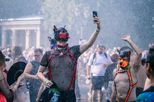 News Bilder des Tages Berlin, Deutschland, 15. August 2026: Teilnehmer und Besucher bei Rave The Planet in Berlin. Tausende Menschen feiern bei der Techno-Parade mit elektronischer Musik, DJs und fahrenden Musiktrucks rund um die Straße des 17. Juni und den Berliner Tiergarten. Rave The Planet 2026 in Berlin Teilnehmer an der Siegessäule *** Berlin, Germany, August 15, 2026 Participants and visitors at Rave The Planet in Berlin Thousands of people celebrate at the Techno Parade with electronic music, DJs, and moving music trucks around Straße des 17. Juni and Berlin’s Tiergarten Rave The Planet 2026 in Berlin Participants at the Victory Column
