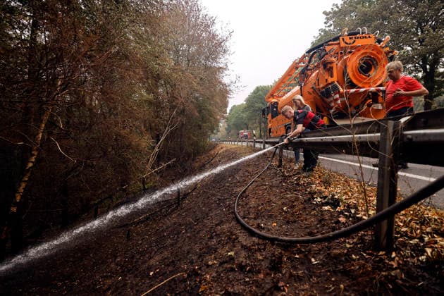 Hubschrauber von Bundeswehr und Bundespolizei, Bergepanzer der Bundeswehr und zahlreiche Kräfte von Feuerwehr, Polizei und anderen Freiwilligen sind beim Waldbrand im Hürtgenwald im Einsatz. Mehrere Hundert Hektar Waldfläche stehen in Flammen, die Feuerwalze hat sich bis dicht an einzelne Stadtteile herangefressen. Bauern und Helfer bringen immer wieder neue Wassertanks heran. Wegen der anhaltenden Hitzewelle sind die Wälter extrem trocken. Hürtgenwald, 15.08.2026 NRW Deutschland *** Helicopters from the German Armed Forces and the Federal Police, armored recovery vehicles from the German Armed Forces, and numerous firefighters, police officers, and other volunteers are on the scene of the forest fire in the Hürtgenwald. Several hundre Copyright: xChristophxHardtx