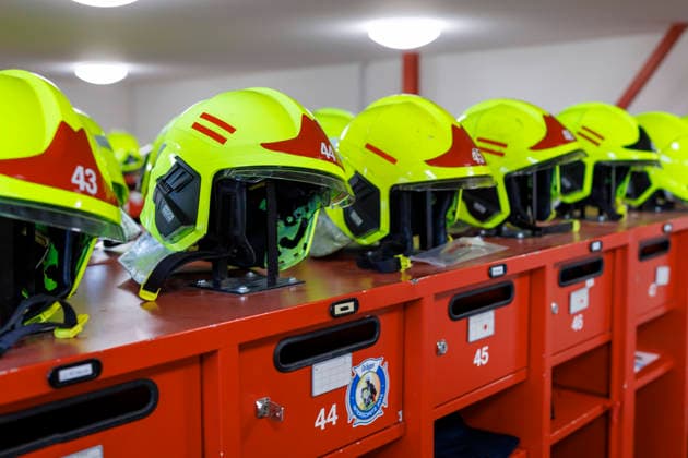 Feuerwehrhelme auf einem Spind bei der Freiwilligen Feuerwehr in Wittenberge, 15.08.2026. Wittenberge Deutschland *** Firefighter helmets on a locker at the volunteer fire department in Wittenberge, August 15, 2026, Wittenberge, Germany Copyright: xThomasxImox