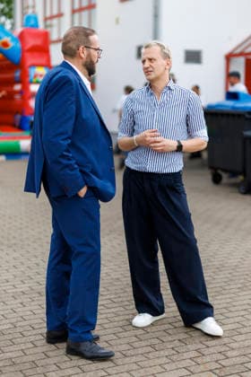 Gordon Hoffmann, CDU, Bildungsminister von Brandenburg, (links) im Gespraech mit Bjoern Schreiber, Geschaeftsfuehrer des Landesjugendring Brandenburg. Wittenberge, 15.08.2026. Wittenberge Deutschland *** Gordon Hoffmann, CDU, Minister of Education for Brandenburg, on the left, in conversation with Bjoern Schreiber, Executive Director of the Landesjugendring Brandenburg, Wittenberge, August 15, 2026, Wittenberge, Germany Copyright: xThomasxImox