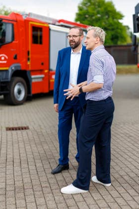 News Bilder des Tages Gordon Hoffmann, CDU, Bildungsminister von Brandenburg, (links) im Gespraech mit Bjoern Schreiber, Geschaeftsfuehrer des Landesjugendring Brandenburg. Wittenberge, 15.08.2026. Wittenberge Deutschland *** Gordon Hoffmann, CDU, Minister of Education for Brandenburg, on the left, in conversation with Bjoern Schreiber, Executive Director of the Landesjugendring Brandenburg, Wittenberge, August 15, 2026, Wittenberge, Germany Copyright: xThomasxImox