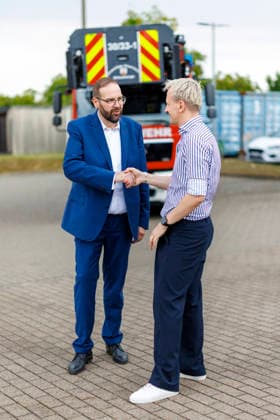 Gordon Hoffmann, CDU, Bildungsminister von Brandenburg, (links) im Gespraech mit Bjoern Schreiber, Geschaeftsfuehrer des Landesjugendring Brandenburg. Wittenberge, 15.08.2026. Wittenberge Deutschland *** Gordon Hoffmann, CDU, Minister of Education for Brandenburg, on the left, in conversation with Bjoern Schreiber, Executive Director of the Landesjugendring Brandenburg, Wittenberge, August 15, 2026, Wittenberge, Germany Copyright: xThomasxImox