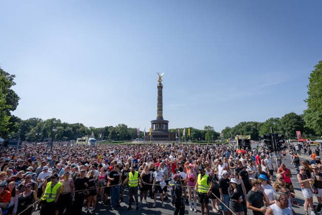 Parade, Tradition Loveparade, Rave the Planet Berlin, Straße des 17. Juni, Siegessäule, Brandenburger Tor, Techno, Parade, Tradition Loveparade, Rave the Planet, Musik, DJ, Imagine Love Berlin Berlin GER *** Parade, Loveparade tradition, Rave the Planet Berlin, Straße des 17. Juni, Victory Column, Brandenburg Gate, techno, parade, Loveparade tradition, Rave the Planet, music, DJ, Imagine Love Berlin Berlin GER