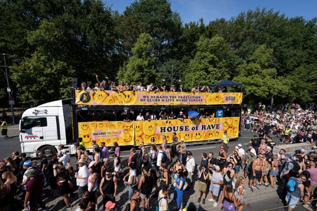 Parade, Tradition Loveparade, Rave the Planet Berlin, Straße des 17. Juni, Siegessäule, Brandenburger Tor, Techno, Parade, Tradition Loveparade, Rave the Planet, Musik, DJ, Imagine Love Berlin Berlin GER *** Parade, Loveparade tradition, Rave the Planet Berlin, Straße des 17. Juni, Victory Column, Brandenburg Gate, techno, parade, Loveparade tradition, Rave the Planet, music, DJ, Imagine Love Berlin Berlin GER