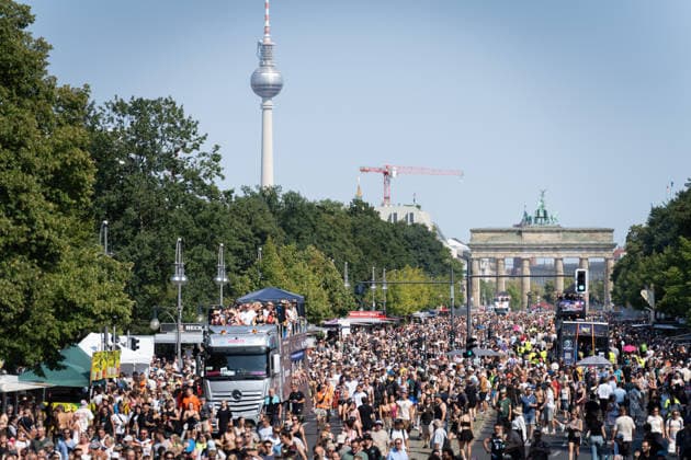 Parade, Tradition Loveparade, Rave the Planet Berlin, Straße des 17. Juni, Siegessäule, Brandenburger Tor, Techno, Parade, Tradition Loveparade, Rave the Planet, Musik, DJ, Imagine Love Berlin Berlin GER *** Parade, Loveparade tradition, Rave the Planet Berlin, Straße des 17. Juni, Victory Column, Brandenburg Gate, techno, parade, Loveparade tradition, Rave the Planet, music, DJ, Imagine Love Berlin Berlin GER