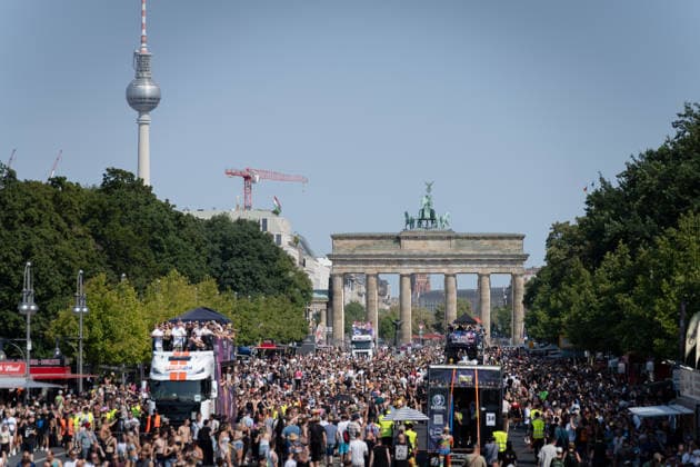Parade, Tradition Loveparade, Rave the Planet Berlin, Straße des 17. Juni, Siegessäule, Brandenburger Tor, Techno, Parade, Tradition Loveparade, Rave the Planet, Musik, DJ, Imagine Love Berlin Berlin GER *** Parade, Loveparade tradition, Rave the Planet Berlin, Straße des 17. Juni, Victory Column, Brandenburg Gate, techno, parade, Loveparade tradition, Rave the Planet, music, DJ, Imagine Love Berlin Berlin GER