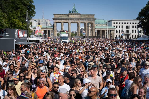 Parade, Tradition Loveparade, Rave the Planet Berlin, Straße des 17. Juni, Siegessäule, Brandenburger Tor, Techno, Parade, Tradition Loveparade, Rave the Planet, Musik, DJ, Imagine Love Berlin Berlin GER *** Parade, Loveparade tradition, Rave the Planet Berlin, Straße des 17. Juni, Victory Column, Brandenburg Gate, techno, parade, Loveparade tradition, Rave the Planet, music, DJ, Imagine Love Berlin Berlin GER