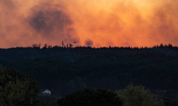Waldbrand Deutschland NRW 15.08.2026, Germany, Nordrhein- Westfahlen, Hürtgenwald, Düren, Klima , Sommer, Hitze, Brand, Waldbrand Seit 3 Tagen bedroht auf einer Fläche von 7 ha ein immer wieder aufflmmender Waldbrand 6 Gemeinden mit 11 000 Einwohnern, hier das Feuer von Hürtgenwald über dem Horizint, Die Rauchwolken bedecken das komplette Dürener und Zülpicher Becken. Das alles 7 km Luftlinie vom Braunkohle Tagebau Inden. Hier Lösch Hunbschrauber über riesigem Waldbrandgebiet, ein Tropfen bei den neuen Winden auf den heissen Waldboden Â Hürtgenwald Nordrhein-Westfahlen Germany *** Forest Fire Germany NRW August 15, 2026, Germany, North Rhine-Westphalia, Hürtgenwald, Düren, Climate, Summer, Heat, Fire, Forest Fire For the past 3