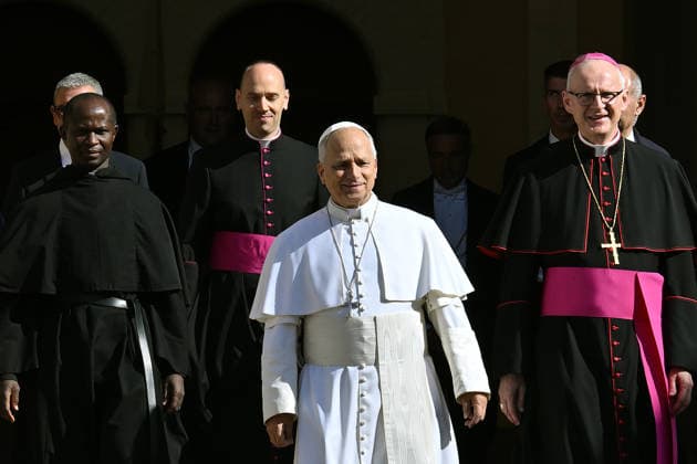 ITALY - POPE LEO XIV ARRIVES TO LEAD HOLY MASS FOR THE SOLEMNITY OF THE ASSUNTION OF THE BLESSED VIRGIN MARY IN THE PONTIFICAL PARISH OF ST THOMAS OF VILLANOVA IN THE PONTIFICAL SUMMER ESTATE OF CASTEL GANDOLGO - 2026 8 15 Italy, Castel Gandolfo , Vatican, 2026 8 15 Pope Leo XIV arrives to lead Holy Mass for the Solemnity of the Assumption of the Blessed Virgin Mary in the Parrocchia Pontificia di San Tommaso da Villanova (Pontifical Parish of St. Thomas of Villanova) in the pontifical summer estate of Castel Gandolfo, near Rome, Italy EDITORIAL USE ONLY - NO BOOKS Copyright: xALESSIAxGIULIANIx