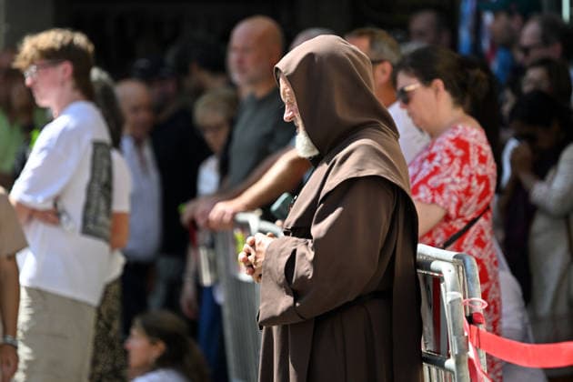 ITALY - POPE LEO XIV DURING THE ANGELUS PRAYER AT THE APOSTOLIC PALACE IN PIAZZA DELLA LIBERTA ( LIBERTY SQUARE ) AT THE SUMMER PAPAL RESIDENCE IN CASTEL GANDOLGO - 2026 8 15 Italy, Castel Gandolfo , Vatican, 2026 8 15 faithful and members of religious orders gather in prayer during the Angelus prayer from the entrance of the Apostolic Palace in Piazza della Liberta (Liberty Square) at the summer papal residence in Castel Gandolfo, southeast of Rome EDITORIAL USE ONLY - NO BOOKS Copyright: xALESSIAxGIULIANI xCPPx