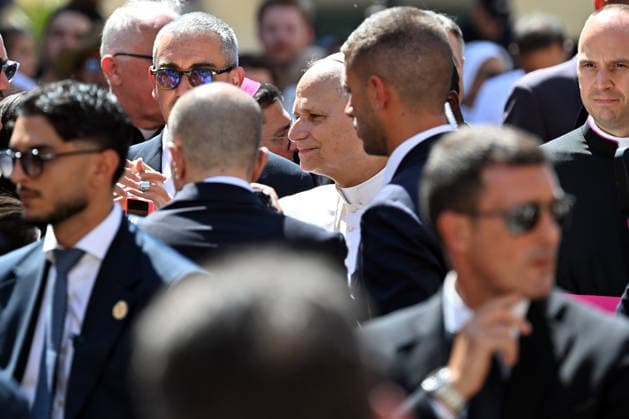 ITALY - POPE LEO XIV DURING THE ANGELUS PRAYER AT THE APOSTOLIC PALACE IN PIAZZA DELLA LIBERTA ( LIBERTY SQUARE ) AT THE SUMMER PAPAL RESIDENCE IN CASTEL GANDOLGO - 2026 8 15 Italy, Castel Gandolfo , Vatican, 2026 8 15 Pope Leo XIV greets the crowd before the Angelus prayer from the entrance of the Apostolic Palace in Piazza della Liberta (Liberty Square) at the summer papal residence in Castel Gandolfo, southeast of Rome EDITORIAL USE ONLY - NO BOOKS Copyright: xALESSIAxGIULIANI xCPPx