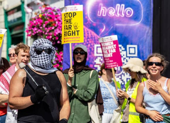 Anti-immigration demonstrators and Stand Up to Racism counter-protesters rally in Maidstone MAIDSTONE, UNITED KINGDOM - AUGUST 15: Activists from Stand Up to Racism assemble outside County Hall in Maidstone, Kent, United Kingdom, on August 15, 2026, to counter-protest against the far-right Kent Nationalist Movement as they gathered before marching through the town center. While the far-right group voiced opposition to government border policies, asylum seeker housing programs, and mass migration, Stand Up to Racism demonstrators chanted slogans and displayed placards to denounce far-right activity and express solidarity with refugees, with police officers maintaining a presence to keep the opposing groups separated. Stuart Brock Anadolu M  Copyright: x2026xAnadoluxStuartxBrockx