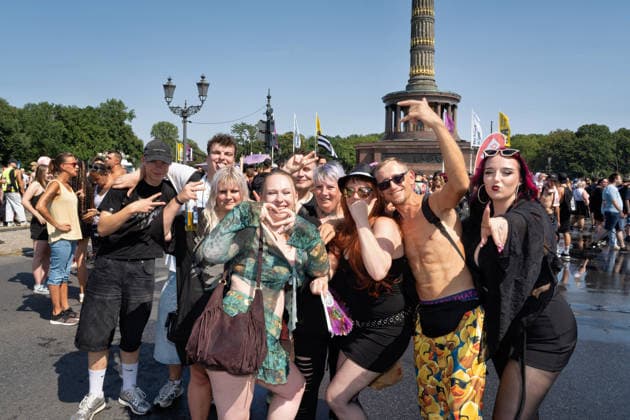 Berlin,15.08.2026,am heutigen Tag rollt die Rave the Planet Parade zum 5.Mal durch die Hauptstadt.Von 13.50 bis 22.00 Uhr verwandelt sich die Straße des 17.Juni zwischen Brandenburger Tor und Siegessäule in den größten Open-Air-Dancefloor der Stadt. *** Berlin, August 15, 2026—Today, the Rave the Planet Parade is rolling through the capital for the fifth time. From 1:50 p.m. to 10:00 p.m., Straße des 17. Juni between the Brandenburg Gate and the Victory Column will be transformed into the city’s largest open-air dance floor.
