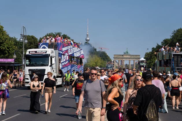 Berlin,15.08.2026,am heutigen Tag rollt die Rave the Planet Parade zum 5.Mal durch die Hauptstadt.Von 13.50 bis 22.00 Uhr verwandelt sich die Straße des 17.Juni zwischen Brandenburger Tor und Siegessäule in den größten Open-Air-Dancefloor der Stadt. *** Berlin, August 15, 2026—Today, the Rave the Planet Parade is rolling through the capital for the fifth time. From 1:50 p.m. to 10:00 p.m., Straße des 17. Juni between the Brandenburg Gate and the Victory Column will be transformed into the city’s largest open-air dance floor.
