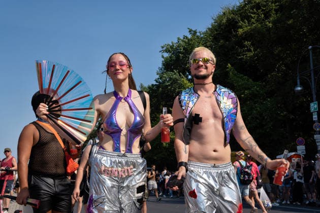 Berlin,15.08.2026,am heutigen Tag rollt die Rave the Planet Parade zum 5.Mal durch die Hauptstadt.Von 13.50 bis 22.00 Uhr verwandelt sich die Straße des 17.Juni zwischen Brandenburger Tor und Siegessäule in den größten Open-Air-Dancefloor der Stadt. *** Berlin, August 15, 2026—Today, the Rave the Planet Parade is rolling through the capital for the fifth time. From 1:50 p.m. to 10:00 p.m., Straße des 17. Juni between the Brandenburg Gate and the Victory Column will be transformed into the city’s largest open-air dance floor.