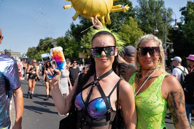 Berlin,15.08.2026,am heutigen Tag rollt die Rave the Planet Parade zum 5.Mal durch die Hauptstadt.Von 13.50 bis 22.00 Uhr verwandelt sich die Straße des 17.Juni zwischen Brandenburger Tor und Siegessäule in den größten Open-Air-Dancefloor der Stadt. *** Berlin, August 15, 2026—Today, the Rave the Planet Parade is rolling through the capital for the fifth time. From 1:50 p.m. to 10:00 p.m., Straße des 17. Juni between the Brandenburg Gate and the Victory Column will be transformed into the city’s largest open-air dance floor.