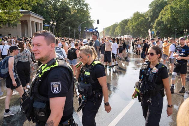 Berlin,15.08.2026,am heutigen Tag rollt die Rave the Planet Parade zum 5.Mal durch die Hauptstadt.Von 13.50 bis 22.00 Uhr verwandelt sich die Straße des 17.Juni zwischen Brandenburger Tor und Siegessäule in den größten Open-Air-Dancefloor der Stadt.Die Polizei ist vor Ort *** Berlin, August 15, 2026,Today marks the fifth time the Rave the Planet Parade is rolling through the capital. From 1:50 p.m. to 10:00 p.m., Straße des 17. Juni between the Brandenburg Gate and the Victory Column will be transformed into the city’s largest open-air dance floor. Police will be on site.