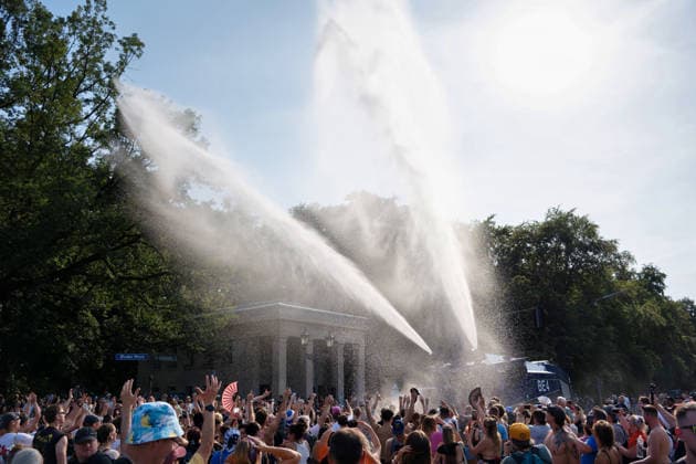 Berlin,15.08.2026,am heutigen Tag rollt die Rave the Planet Parade zum 5.Mal durch die Hauptstadt.Von 13.50 bis 22.00 Uhr verwandelt sich die Straße des 17.Juni zwischen Brandenburger Tor und Siegessäule in den größten Open-Air-Dancefloor der Stadt.Ein Wasserwerfer der Berliner Polizei ist im Einsatz *** Berlin, August 15, 2026,Today marks the fifth time the Rave the Planet Parade is rolling through the capital. From 1:50 p.m. to 10:00 p.m., Straße des 17. Juni between the Brandenburg Gate and the Victory Column will be transformed into the city’s largest open-air dance floor. A water cannon from the Berlin Police is on duty.