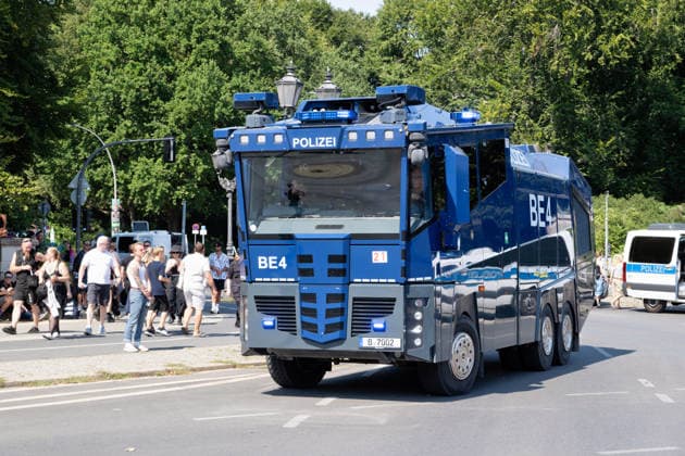 Berlin,15.08.2026,am heutigen Tag rollt die Rave the Planet Parade zum 5.Mal durch die Hauptstadt.Von 13.50 bis 22.00 Uhr verwandelt sich die Straße des 17.Juni zwischen Brandenburger Tor und Siegessäule in den größten Open-Air-Dancefloor der Stadt.Ein Wasserwerfer der Berliner Polizei ist im Einsatz *** Berlin, August 15, 2026,Today marks the fifth time the Rave the Planet Parade is rolling through the capital. From 1:50 p.m. to 10:00 p.m., Straße des 17. Juni between the Brandenburg Gate and the Victory Column will be transformed into the city’s largest open-air dance floor. A water cannon from the Berlin Police is on duty.