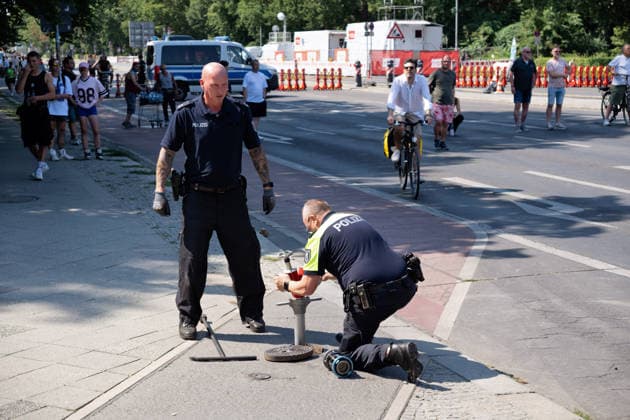 Berlin,15.08.2026,am heutigen Tag rollt die Rave the Planet Parade zum 5.Mal durch die Hauptstadt.Von 13.50 bis 22.00 Uhr verwandelt sich die Straße des 17.Juni zwischen Brandenburger Tor und Siegessäule in den größten Open-Air-Dancefloor der Stadt.Ein Wasserwerfer der Berliner Polizei ist im Einsatz *** Berlin, August 15, 2026,Today marks the fifth time the Rave the Planet Parade is rolling through the capital. From 1:50 p.m. to 10:00 p.m., Straße des 17. Juni between the Brandenburg Gate and the Victory Column will be transformed into the city’s largest open-air dance floor. A water cannon from the Berlin Police is on duty.