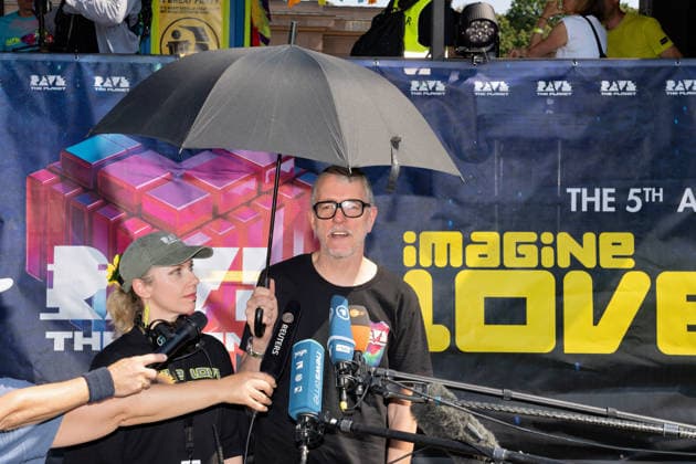 Berlin,15.08.2026,am heutigen Tag rollt die Rave the Planet Parade zum 5.Mal durch die Hauptstadt.Von 13.50 bis 22.00 Uhr verwandelt sich die Straße des 17.Juni zwischen Brandenburger Tor und Siegessäule in den größten Open-Air-Dancefloor der Stadt.Dr. Motte (bürgerlich Matthias Roeingh) sowie Ellen Dosch-Roeingh *** Berlin, August 15, 2026,Today marks the fifth time the Rave the Planet Parade is rolling through the capital. From 1:50 p.m. to 10:00 p.m., Straße des 17. Juni between the Brandenburg Gate and the Victory Column will be transformed into the city’s largest open-air dance floor. Dr. Motte—whose real name is Matthias Roeingh—and Ellen Dosch Roeingh