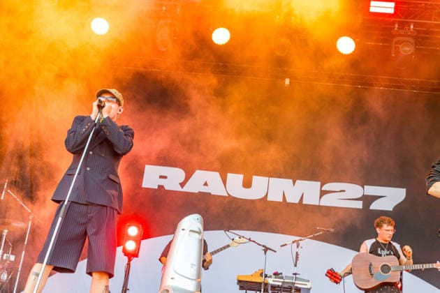 Die Bremer Pop Band Raum 27 am zweiten Tag des highfield 2026 südlich von Leipzig. RAUM27 ist im Kern ein Duo: Tristan Stadtler Gesang Mathis Schröder Gitarre, Klavier bzw. Multi-Instrumentalist Highfield 2026 - Tag 2 Raum27 *** The Bremen-based pop band Raum 27 on the second day of Highfield 2026, south of Leipzig. RAUM27 is essentially a duo: Tristan Stadtler on vocals and Mathis Schröder on guitar, piano, and various other instruments. Highfield 2026, Day 2: Raum27