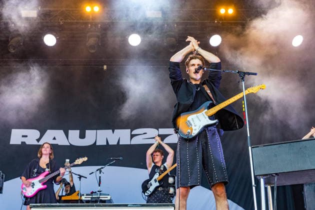 Die Bremer Pop Band Raum 27 am zweiten Tag des highfield 2026 südlich von Leipzig. RAUM27 ist im Kern ein Duo: Tristan Stadtler Gesang Mathis Schröder Gitarre, Klavier bzw. Multi-Instrumentalist Highfield 2026 - Tag 2 Raum27 *** The Bremen-based pop band Raum 27 on the second day of Highfield 2026, south of Leipzig. RAUM27 is essentially a duo: Tristan Stadtler on vocals and Mathis Schröder on guitar, piano, and various other instruments. Highfield 2026, Day 2: Raum27