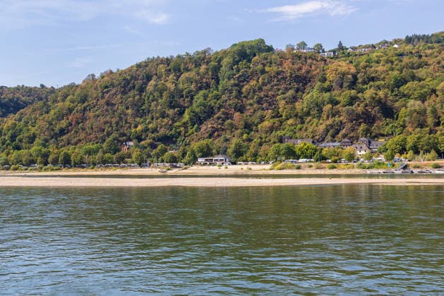 Niedrigwasser am Rhein nach langer Dürrephase, Lorch, 15.08.2026 Ein breiter Sand- und Kiesstreifen liegt bei niedrigem Wasserstand des Rheins vor Niederheimbach frei. Bewaldete Hänge mit ersten herbstlichen Verfärbungen prägen das gegenüberliegende Ufer. Lorch Lorchhausen Hessen Deutschland *** Low water levels on the Rhine following a long drought, Lorch, August 15, 2026 A wide strip of sand and gravel is exposed near Niederheimbach due to the low water level of the Rhine. Forested slopes showing the first signs of autumn colors characterize the opposite bank. Lorch, Lorchhausen, Hesse, Germany 20260815-286A5639-M4000