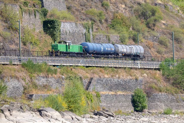 Niedrigwasser am Rhein nach langer Dürrephase, Kaub, 15.08.2026 Eine grüne Diesellokomotive zieht mehrere Kesselwagen mit Treibstoff auf einer Bahnstrecke entlang des Rheins. Nach einer langen Dürrephase liegt der Uferbereich durch den niedrigen Wasserstand frei. Kaub Rheinland-Pfalz Deutschland *** Low Water Levels on the Rhine Following a Long Drought, Kaub, August 15, 2026 A green diesel locomotive pulls several tank cars loaded with fuel along a railroad track running alongside the Rhine. After a long drought, the riverbank is exposed due to the low water level. Kaub, Rhineland-Palatinate, Germany 20260815-286A5685-M4000