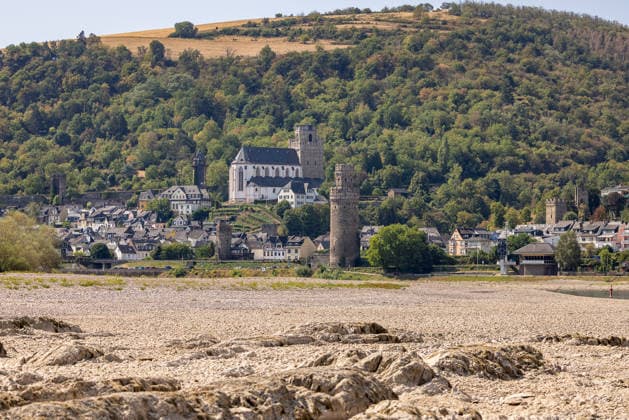 Niedrigwasser am Rhein nach langer Dürrephase, Kaub, 15.08.2026 Freigelegte Kiesbänke und Felsen prägen das trockene Flussbett bei niedrigem Wasserstand. Im Hintergrund liegt Oberwesel am Mittelrhein mit historischer Kirche und Wehrtürmen am bewaldeten Hang. Kaub Rheinland-Pfalz Deutschland *** Low water levels on the Rhine following a long drought, Kaub, August 15, 2026 Exposed gravel banks and rocks characterize the dry riverbed at low water levels. In the background lies Oberwesel on the Middle Rhine, with its historic church and fortified towers on the wooded slope. Kaub, Rhineland-Palatinate, Germany 20260815-286A5698-M4000