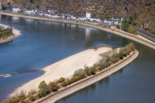 Niedrigwasser am Rhein nach langer Dürrephase, Sankt Goarshausen, 15.08.2026 Blick vom Loreleyplateau auf eine breite Sandbank im Rhein, die durch anhaltende Trockenheit freigelegt wurde. Am Ufer sind Ruderboote auf dem Wasser sowie Spaziergänger auf dem angrenzenden Weg zu erkennen. Sankt Goarshausen Loreleyplateau Rheinland-Pfalz Deutschland *** Low water levels on the Rhine following a long period of drought, Sankt Goarshausen, August 15, 2026 View from the Loreley Plateau of a wide sandbar in the Rhine that has been exposed by the prolonged drought. Rowing boats can be seen on the water along the shore, and pedestrians are walking on the adjacent path. Sankt Goarshausen, Loreley Plateau, Rhineland-Palatinate, Germany 20260815-286A5806-M4000