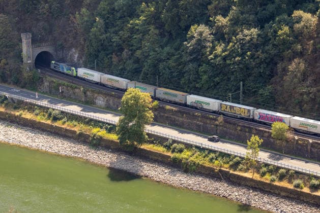 Niedrigwasser am Rhein nach langer Dürrephase, Sankt Goarshausen, 15.08.2026 Ein Güterzug mit Containern der Spedition Ambrogio fährt aus einem Tunnel entlang der Bahnstrecke am Ufer. Der Rhein führt sichtbar wenig Wasser, breite Kiesbänke liegen am Flussrand frei. Güter werden verstärkt auf der Schiene transportiert. Sankt Goarshausen Rheinland-Pfalz Deutschland *** Low Water Levels on the Rhine Following a Long Drought, Sankt Goarshausen, August 15, 2026 A freight train carrying containers for the Ambrogio shipping company emerges from a tunnel along the railroad line on the riverbank. The Rhine is visibly low on water, and wide gravel banks are exposed along the river’s edge. Goods are increasingly being transported by rail. Sank 20260815-286A5813-M4000