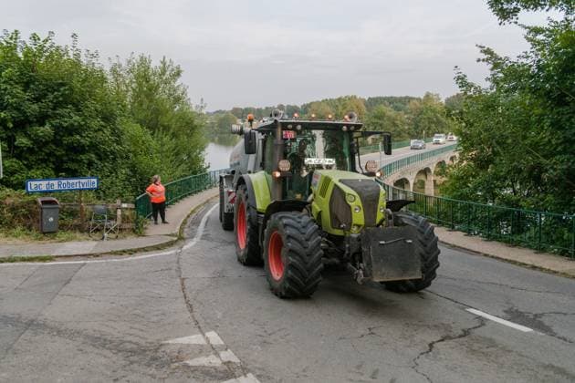 Farmers bring water from Robertville lake as a fire rages in the Hautes Fagnes (High Fens) nature reserve, on Saturday 15 August 2026 in Waimes. The fire started on August 14th and 1600 hectares (on a total of 4500) are impacted.  NICOLASxLAMBERT 183465022