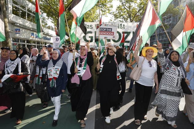 Demonstranten und Gegendemonstranten; Anti-Israel Demo, Palästinenser Demo, Hamas Demo, am 15.08.2026 in Berlin, (Schloßstraße Steglitz), Deutschland *** Protesters and counter-protesters at an anti-Israel demonstration, a Palestinian demonstration, and a Hamas demonstration on August 15, 2026, in Berlin, Schloßstraße, Steglitz, Germany