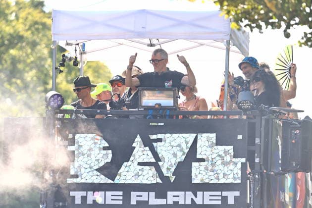 15.08.2026, Rave The Planet, Techno Parade 2026, Straße des 17. Juni, Berlin, mit Dr. Motte, DJ, bürgerlich Matthias Roeingh, Berlin *** August 15, 2026, Rave The Planet, Techno Parade 2026, Straße des 17. Juni, Berlin, featuring Dr. Motte, DJ (real name: Matthias Roeingh), Berlin