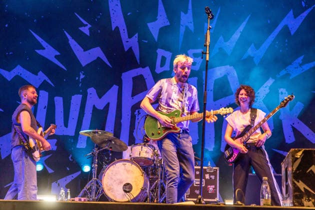 Die deutsche Pop-Rock-Band Das Lumpenpack (Gesang Jonas Frömming Gesang, Gitarre Maximilian Kennel Schlagzeug Alexandra Eckert (ab 2020) Gitarre, Keyboard Jason Bartsch (ab 2020) Bass Lola Schrode ) auf dem Highfield 2026 südlich von Leipzig. Highfield - Tag 2 - Das Lumpenpack *** The German pop-rock band Das Lumpenpack: Vocals: Jonas Frömming; Vocals, Guitar: Maximilian Kennel; Drums: Alexandra Eckert (since 2020); Guitar, keyboard; Jason Bartsch (joined in 2020), bass; Lola Schrode at Highfield 2026, south of Leipzig; Highfield Day 2: Das Lumpenpack