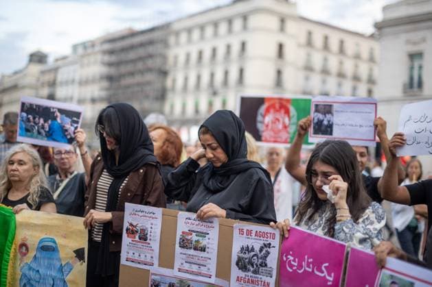 August 15, 2026, Madrid, Spain: A woman cries during a rally in Madrid s Puerta del Sol, Afghan women asylum seekers and feminist groups gathered to commemorate the five-year anniversary of the Taliban s return to power in Afghanistan, following the withdrawal of US and NATO troops and the resulting setbacks in human rights and the rise of gender apartheid. Madrid Spain - ZUMAs197 20260815_aaa_s197_105 Copyright: xDavidxCanalesx