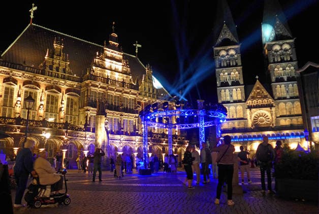 Der Bremer Marktplatz am Eröffnungsabend für das 37. Bremer Musikfest am 15. August 2026 unter dem Motto Eine große Nachtmusik. Links das historische Rathaus, rechts der Bremer Dom. *** Bremen’s Market Square on the opening night of the 37th Bremen Music Festival on August 15, 2026, under the theme A Grand Night of Music. On the left is the historic City Hall; on the right is Bremen Cathedral.