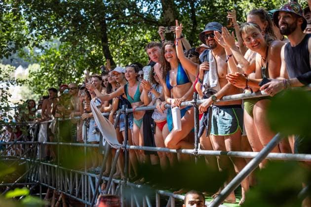 MEUTE - Surprise River Show at Vodafone Paredes de Coura 2026 - 15 Aug 2026 Festivalgoers gather in large numbers on the riverbank and in the water as MEUTE perform a surprise afternoon show at the river Coura - known locally as Couraíso - during the final day of Vodafone Paredes de Coura. Paredes de Coura Portugal Copyright: xDiogoxBaptistax xSOPAxImagesx DB_MEUTERIVER20260815PDC_007