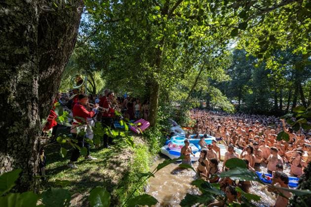 MEUTE - Surprise River Show at Vodafone Paredes de Coura 2026 - 15 Aug 2026 MEUTE perform an unexpected afternoon show by the river Coura - known locally as Couraíso - as festivalgoers gather on the riverbank and in the water during the last day of Vodafone Paredes de Coura. Paredes de Coura Portugal Copyright: xDiogoxBaptistax xSOPAxImagesx DB_MEUTERIVER20260815PDC_012
